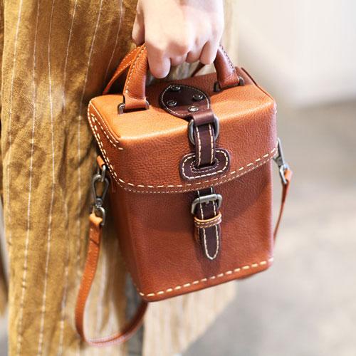 Vintage Small WOmens Brown Leather Box Handbag Shoulder Bag Square Cro