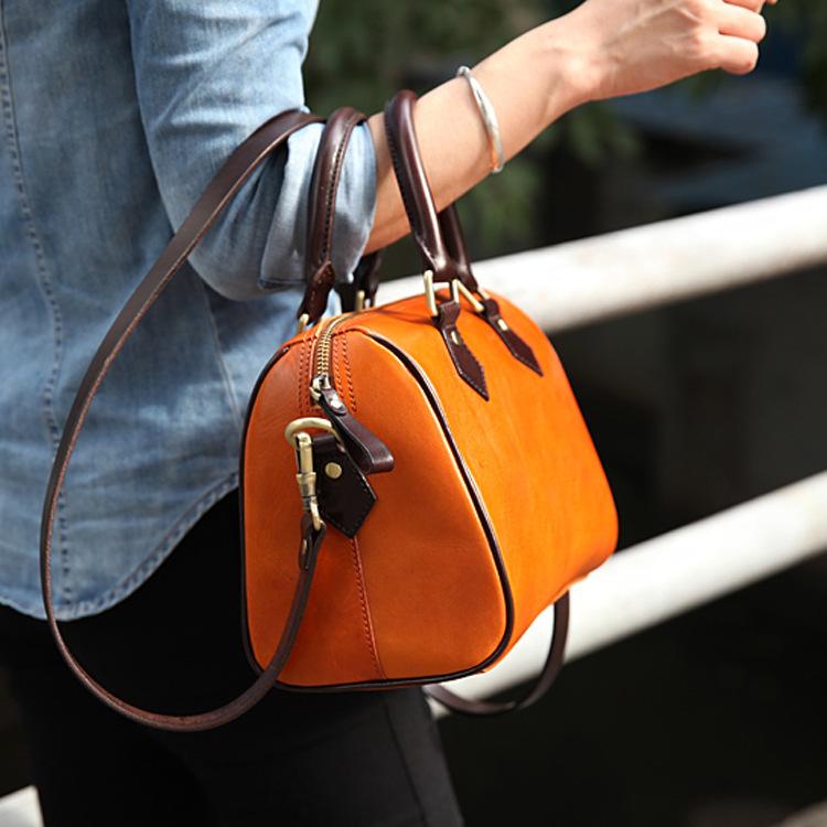 Small tan leather purse sales