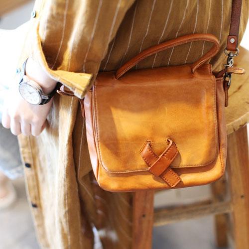 Vintage Womens Brown Small Leather Satchel Handbag Flap Over Shoulder Bag Red Cr CM03461063